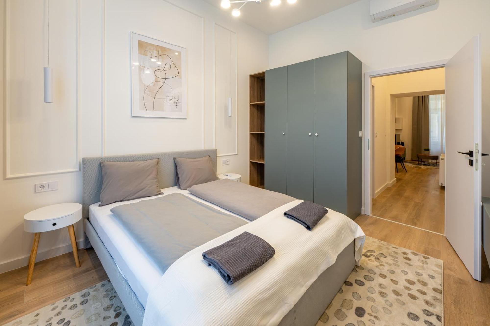 Elisabeth-e40 3 Bedroom Modern Appartement *